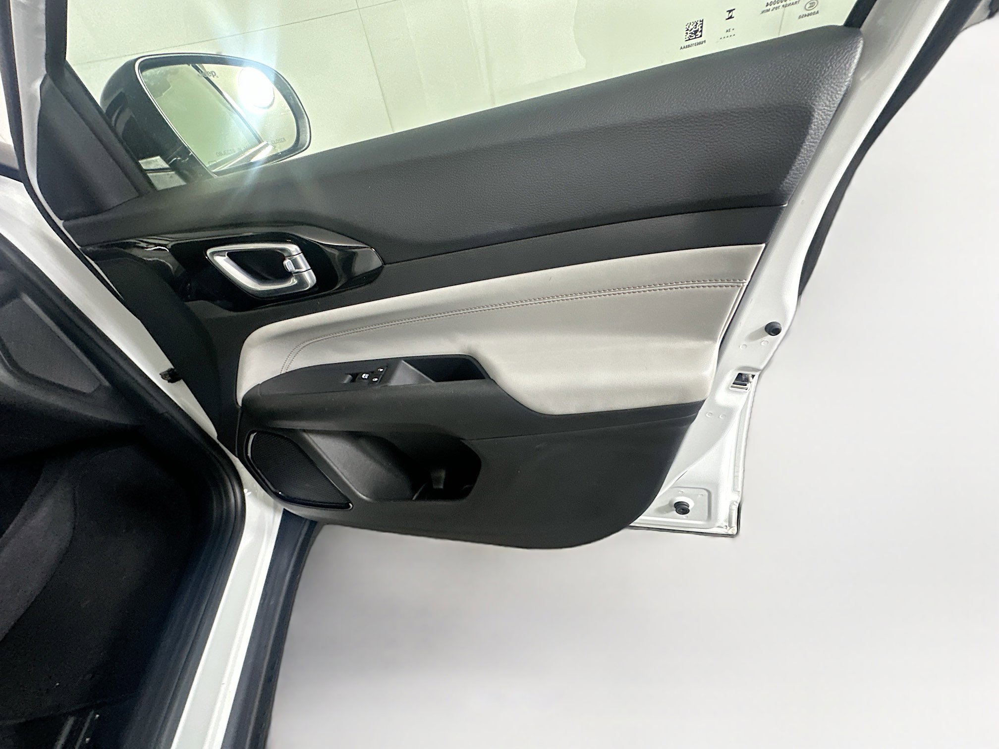 Used 2025 Jeep Compass Limited image 30