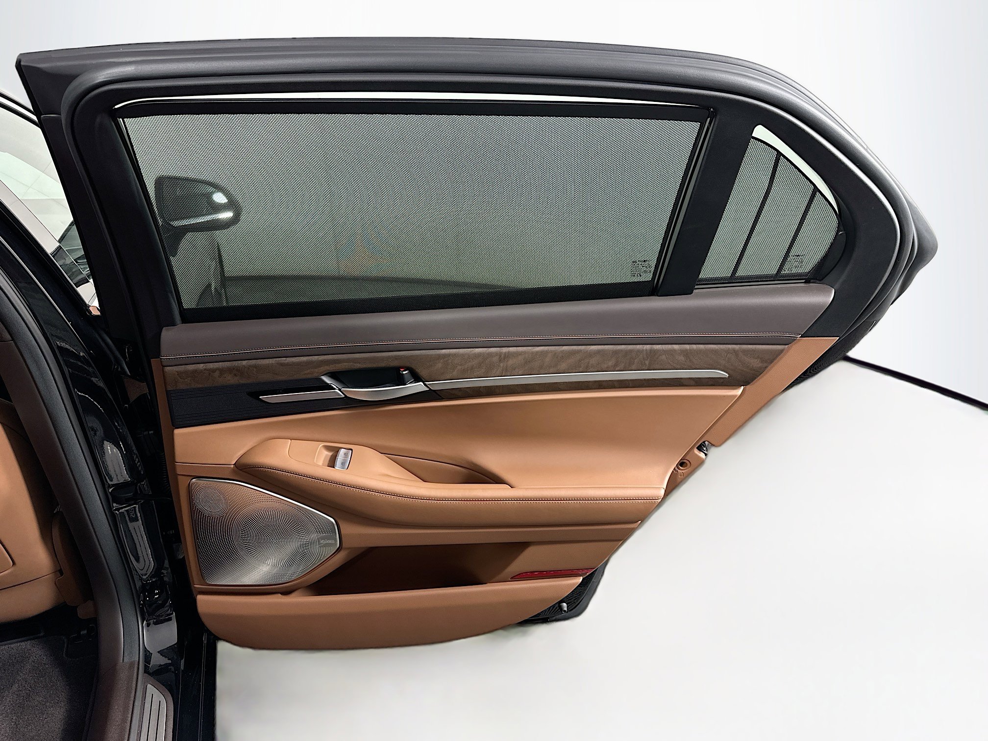 Used 2022 Genesis G90 3.3T Premium RWD image 32