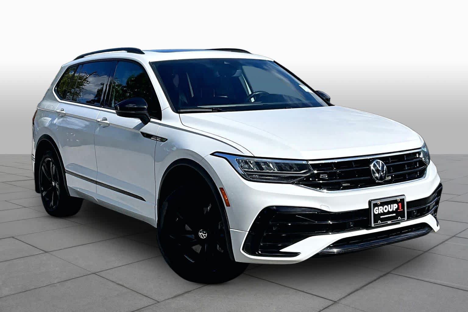 Used 2024 Volkswagen Tiguan SE R-Line AWD/4WD image 3