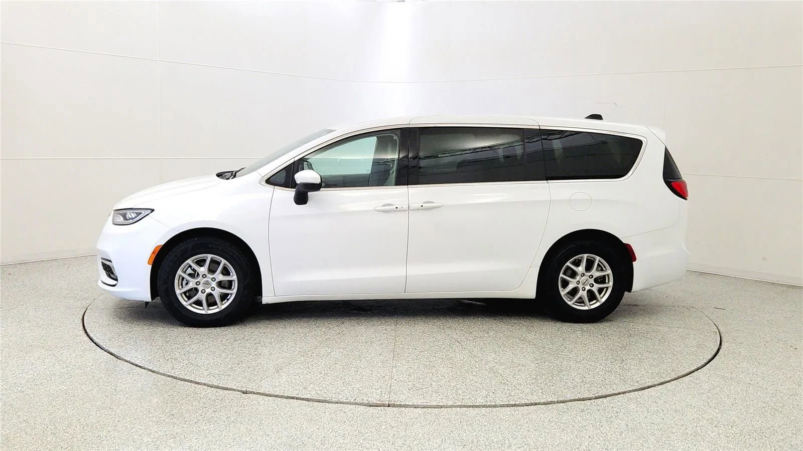 Used 2023 Chrysler Pacifica Touring-L FWD image 4