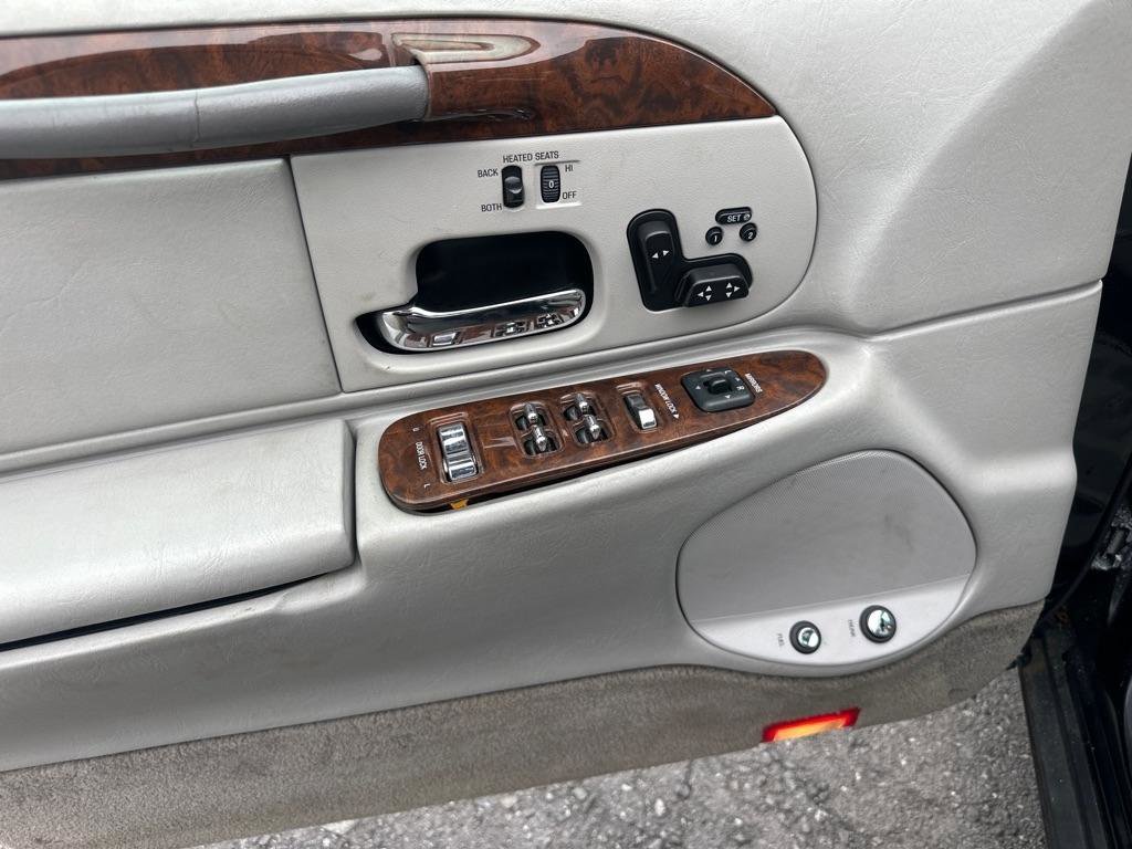 Used 2002 Lincoln Town Car Cartier RWD image 29