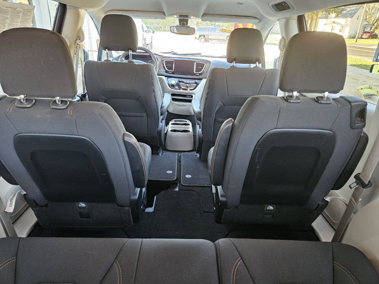 Used 2017 Chrysler Pacifica Touring FWD image 9