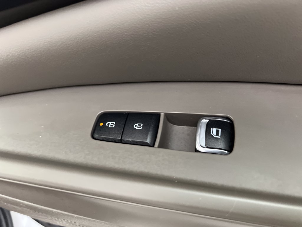 Used 2025 Kia Carnival FWD image 34