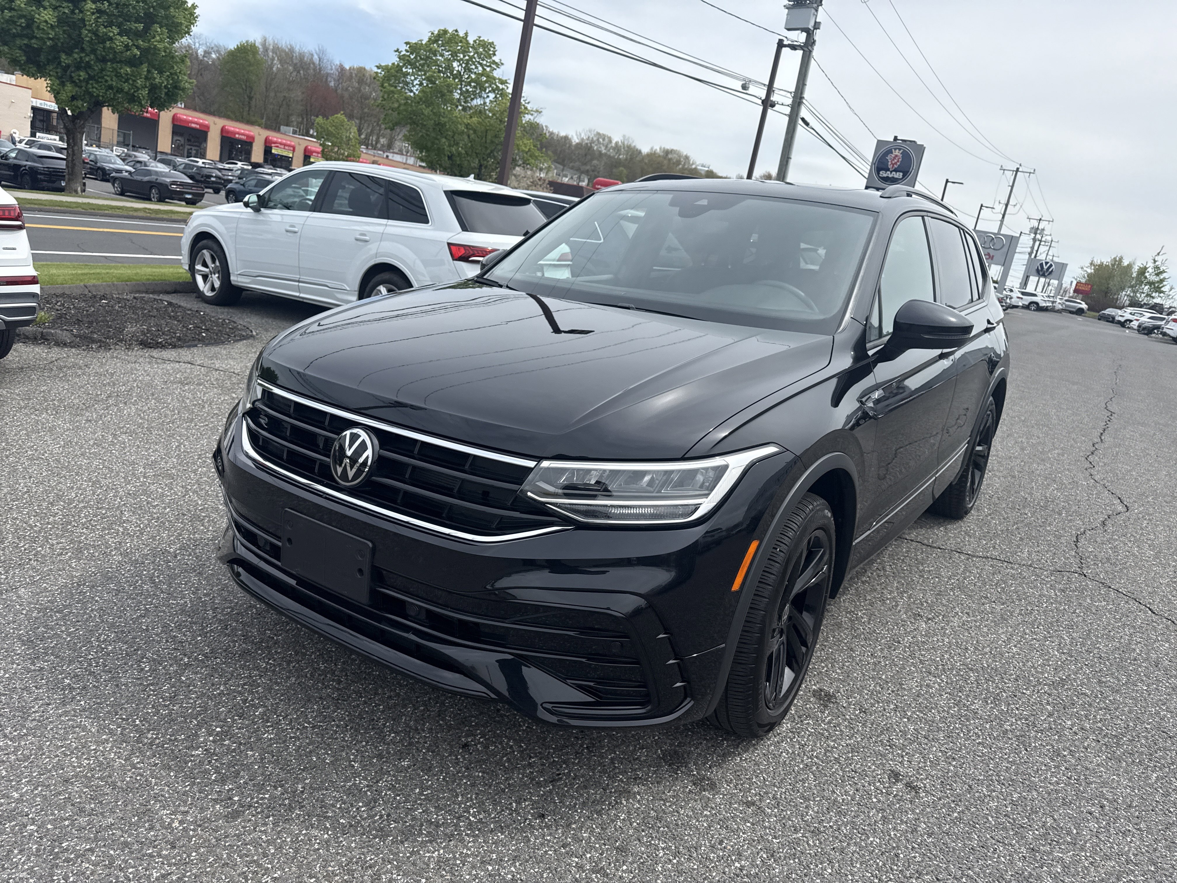 Certified 2024 Volkswagen Tiguan SE R-Line AWD/4WD image 3