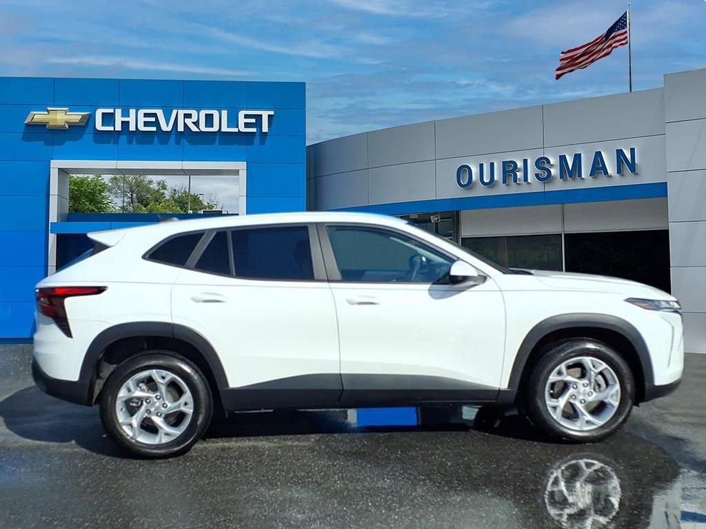 Used 2024 Chevrolet Trax LS w/ LS Convenience Package image 2