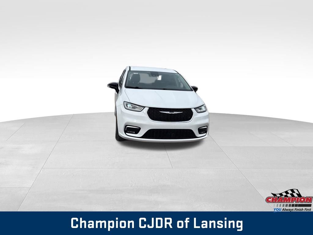 Used 2024 Chrysler Pacifica Touring-L image 8