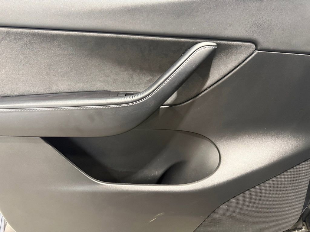 Used 2022 Tesla Model Y Long Range image 23