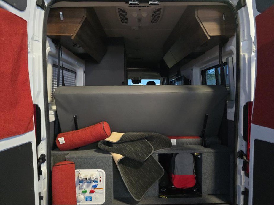 Used 2022 RAM ProMaster 2500 w/ Premium R/V Group FWD image 13