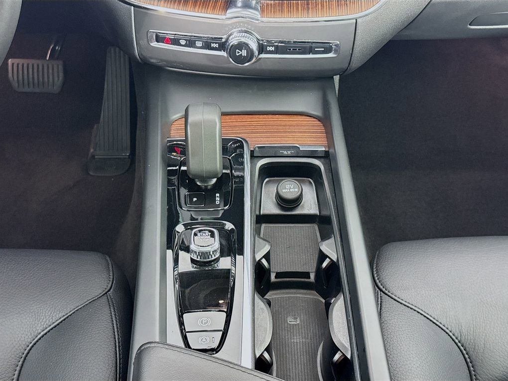 Used 2023 Volvo XC60 B5 Plus image 35