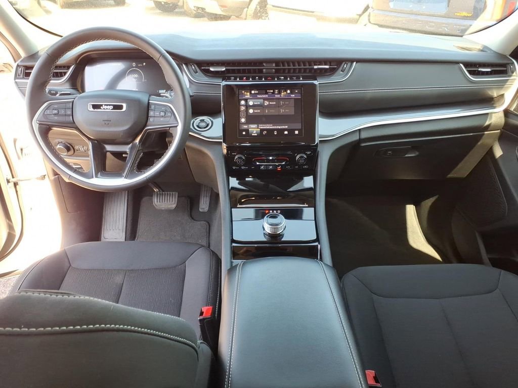 Used 2023 Jeep Grand Cherokee Laredo image 8