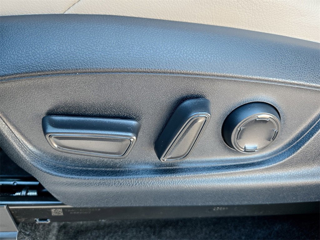 Used 2025 Toyota Tacoma Limited image 26