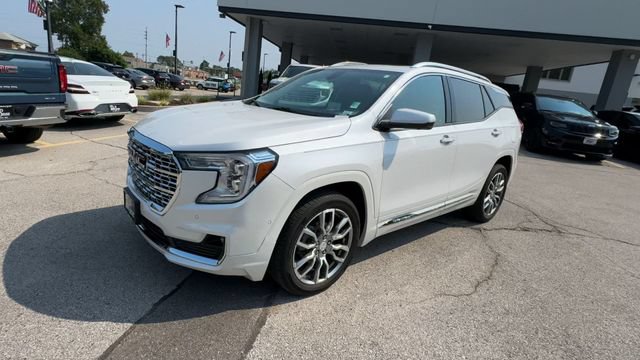 Used 2024 GMC Terrain Denali w/ Denali Premium Package AWD/4WD image 4