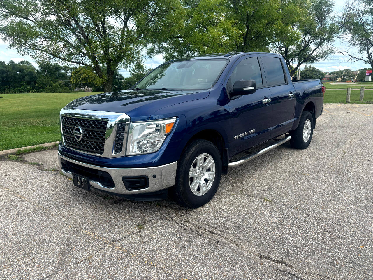 Used 2018 Nissan Titan SV w/ SV Convenience Package image 3