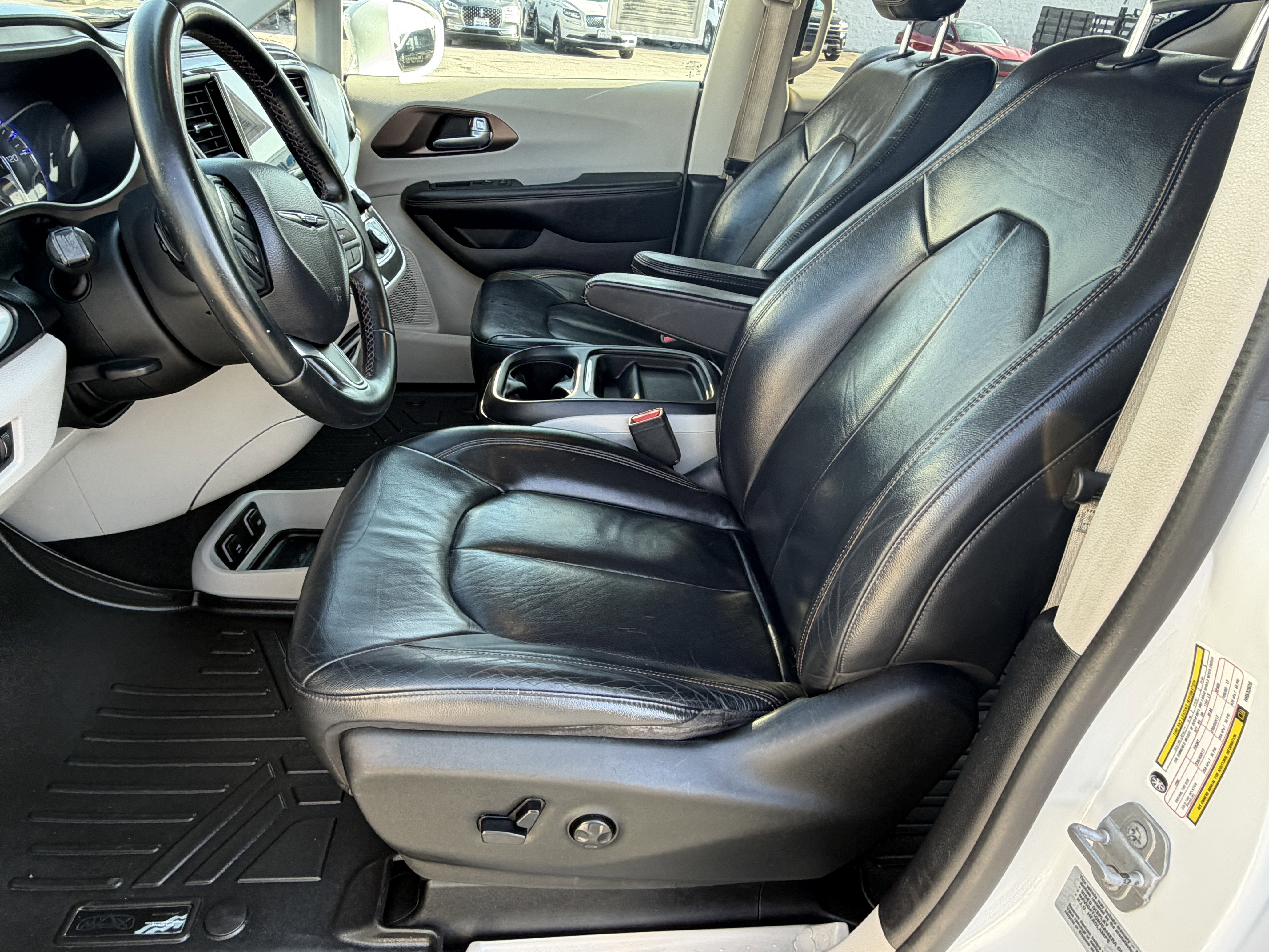 Used 2017 Chrysler Pacifica Touring-L image 11