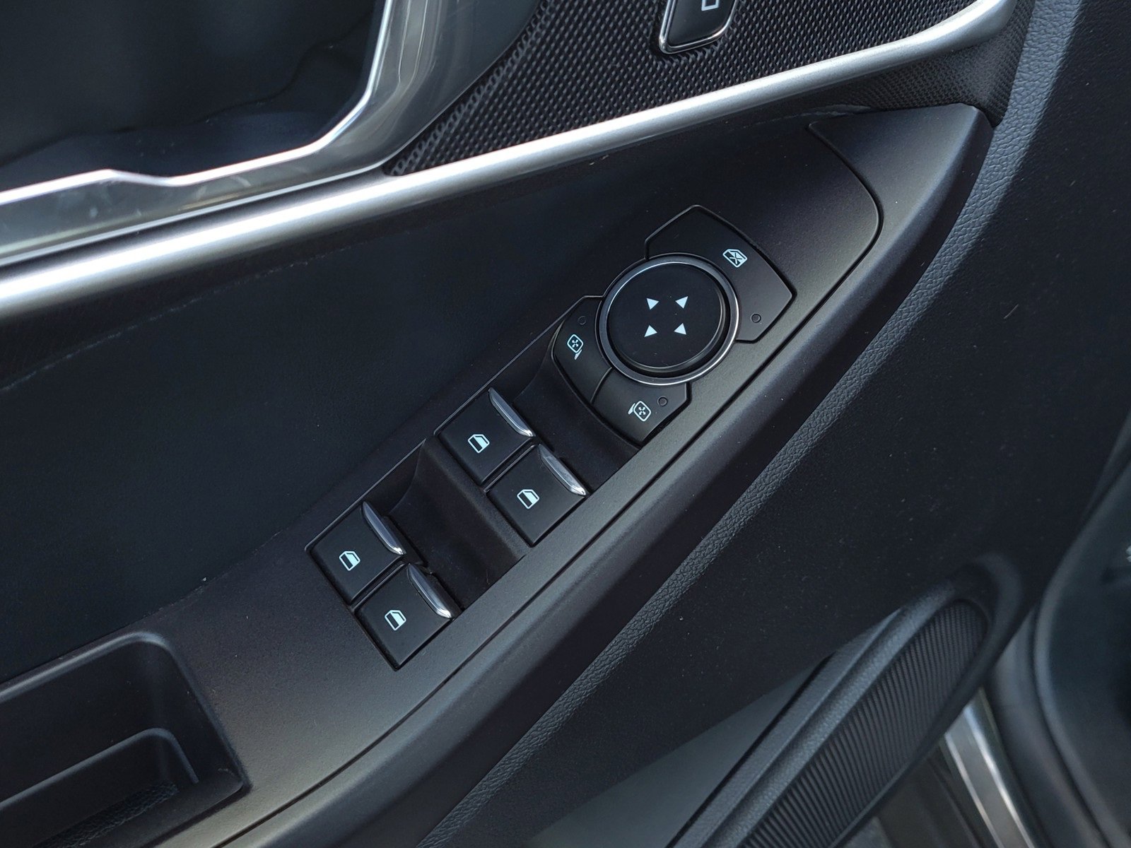 Used 2020 Ford Explorer XLT w/ Comfort Package image 10