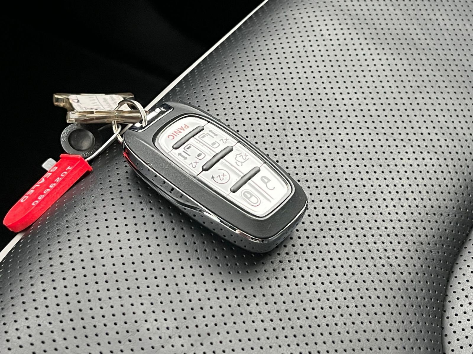 Used 2025 Chrysler Pacifica Limited image 21