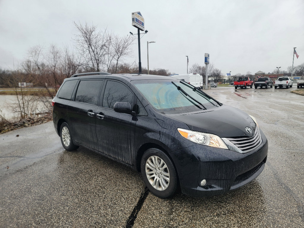 Used 2015 Toyota Sienna XLE w/ XLE Navigation Package image 3