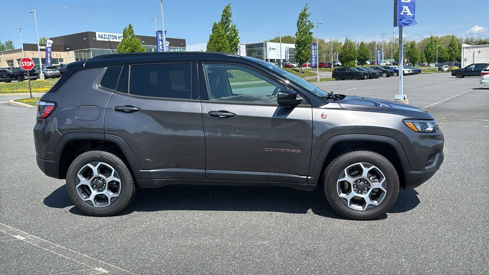 Used 2022 Jeep Compass Trailhawk w/ Trailhawk Convenience Group AWD/4WD image 3
