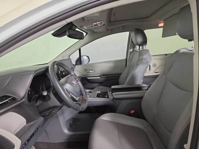 Used 2021 Toyota Sienna XLE w/ XLE Plus Package FWD image 13