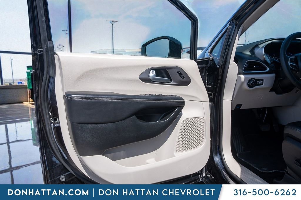 Used 2024 Chrysler Pacifica Touring-L image 13
