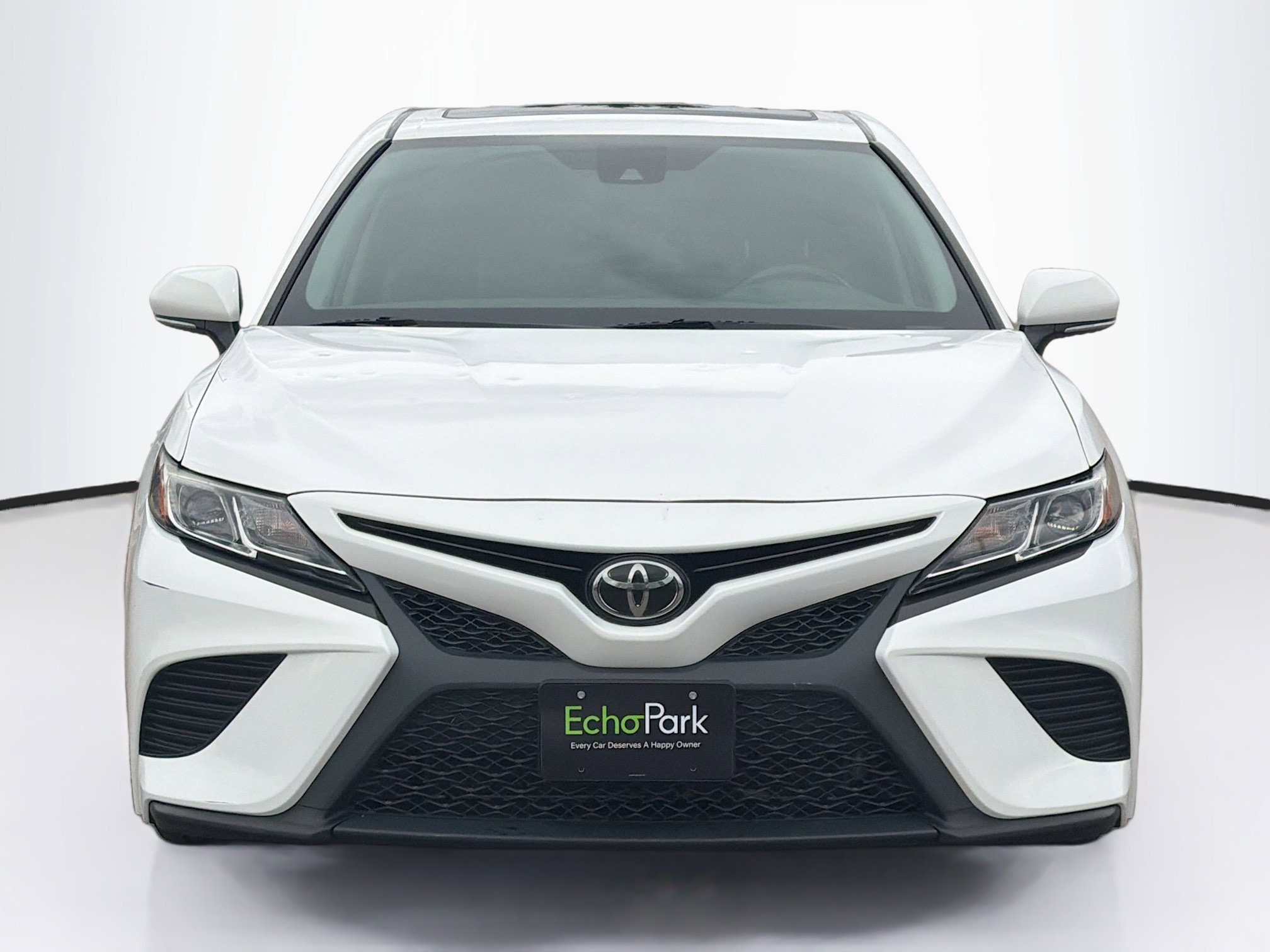 Used 2018 Toyota Camry SE w/ Moonroof Package image 2