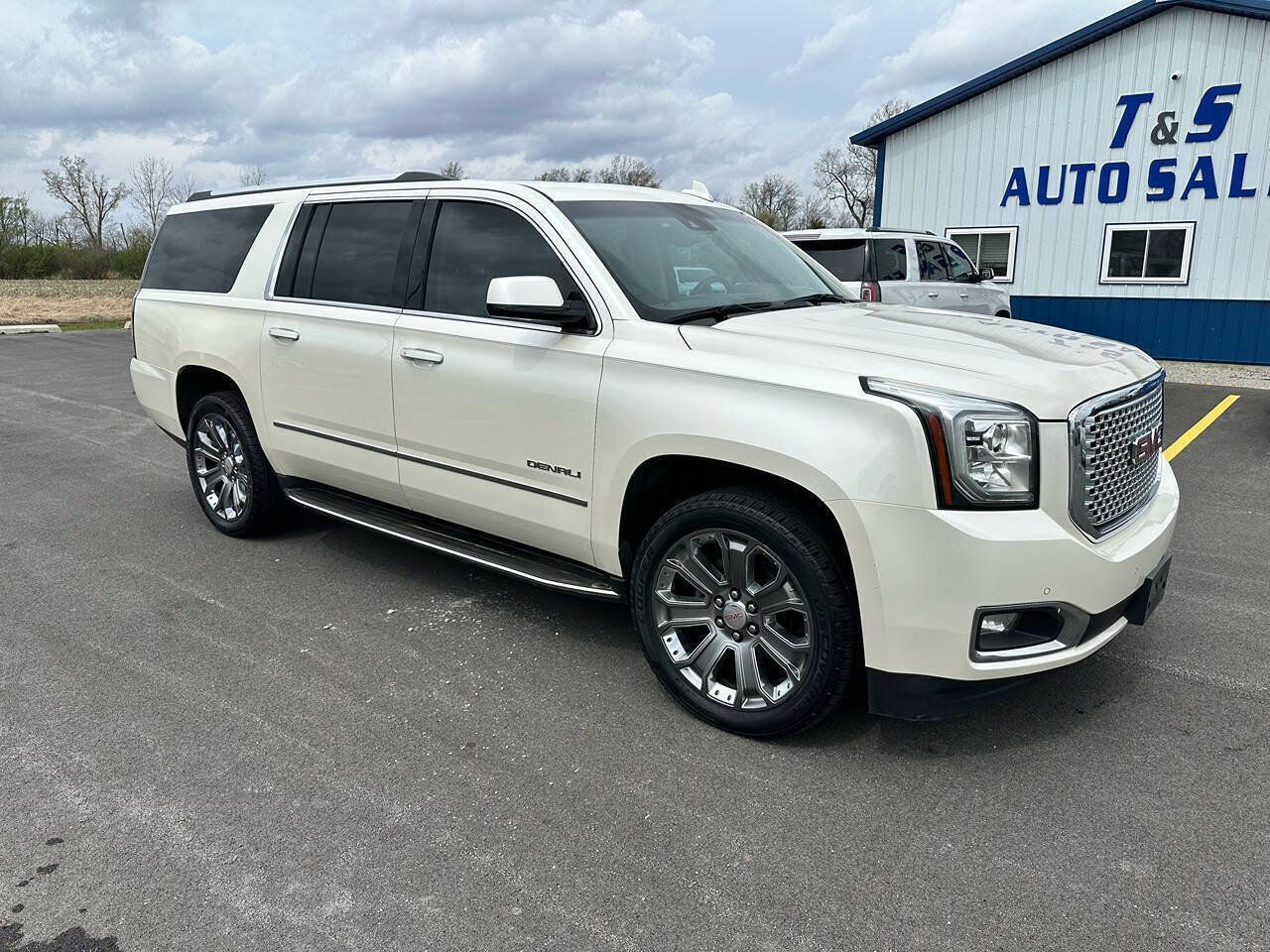 Used 2015 GMC Yukon XL Denali w/ Premium Package AWD/4WD image 3
