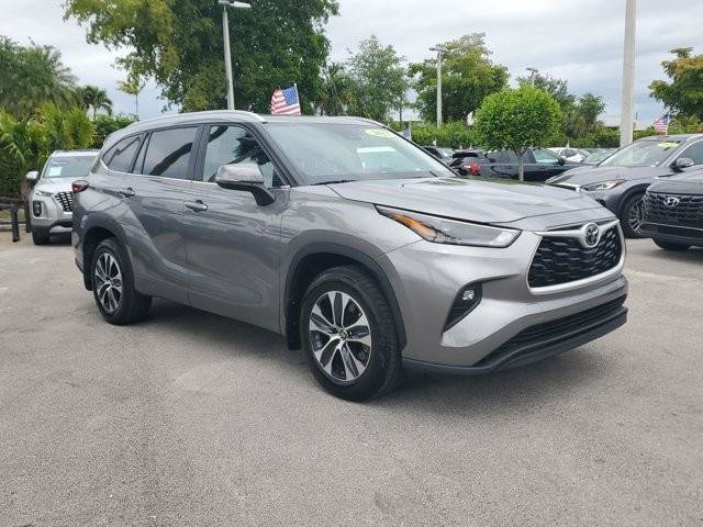 Used 2025 Toyota Highlander XLE FWD image 3