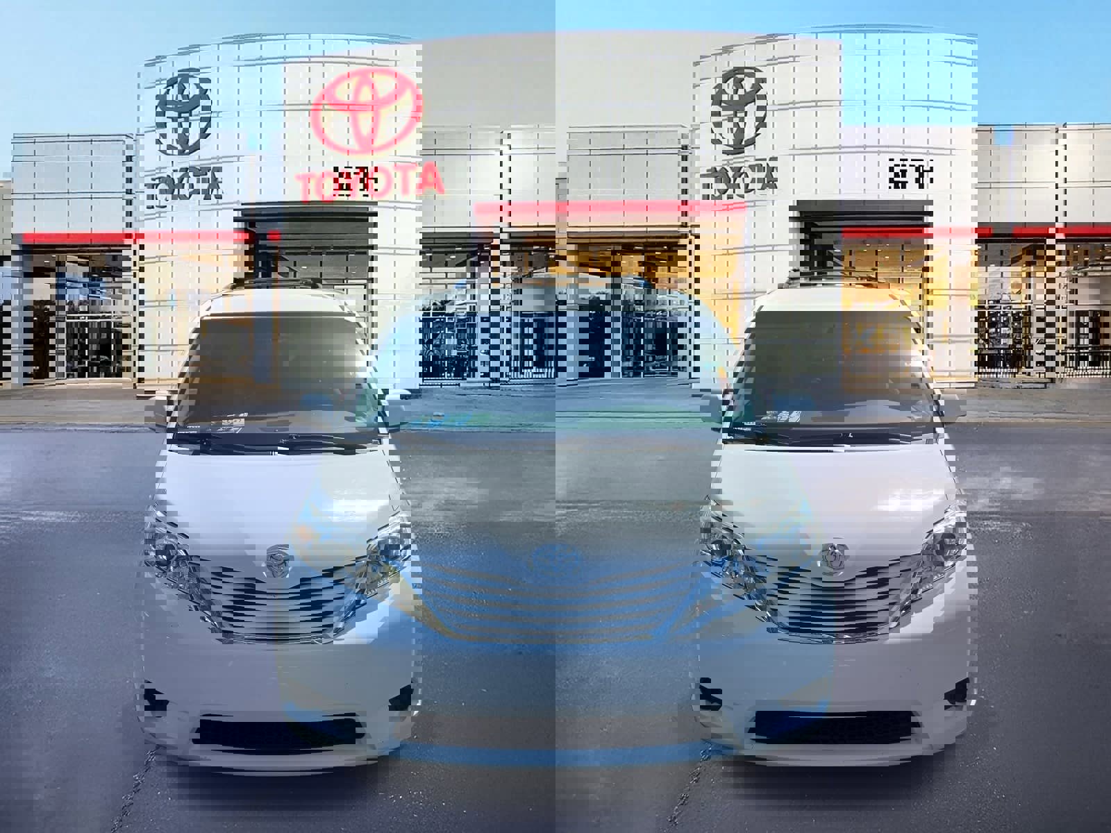 Used 2017 Toyota Sienna LE image 2