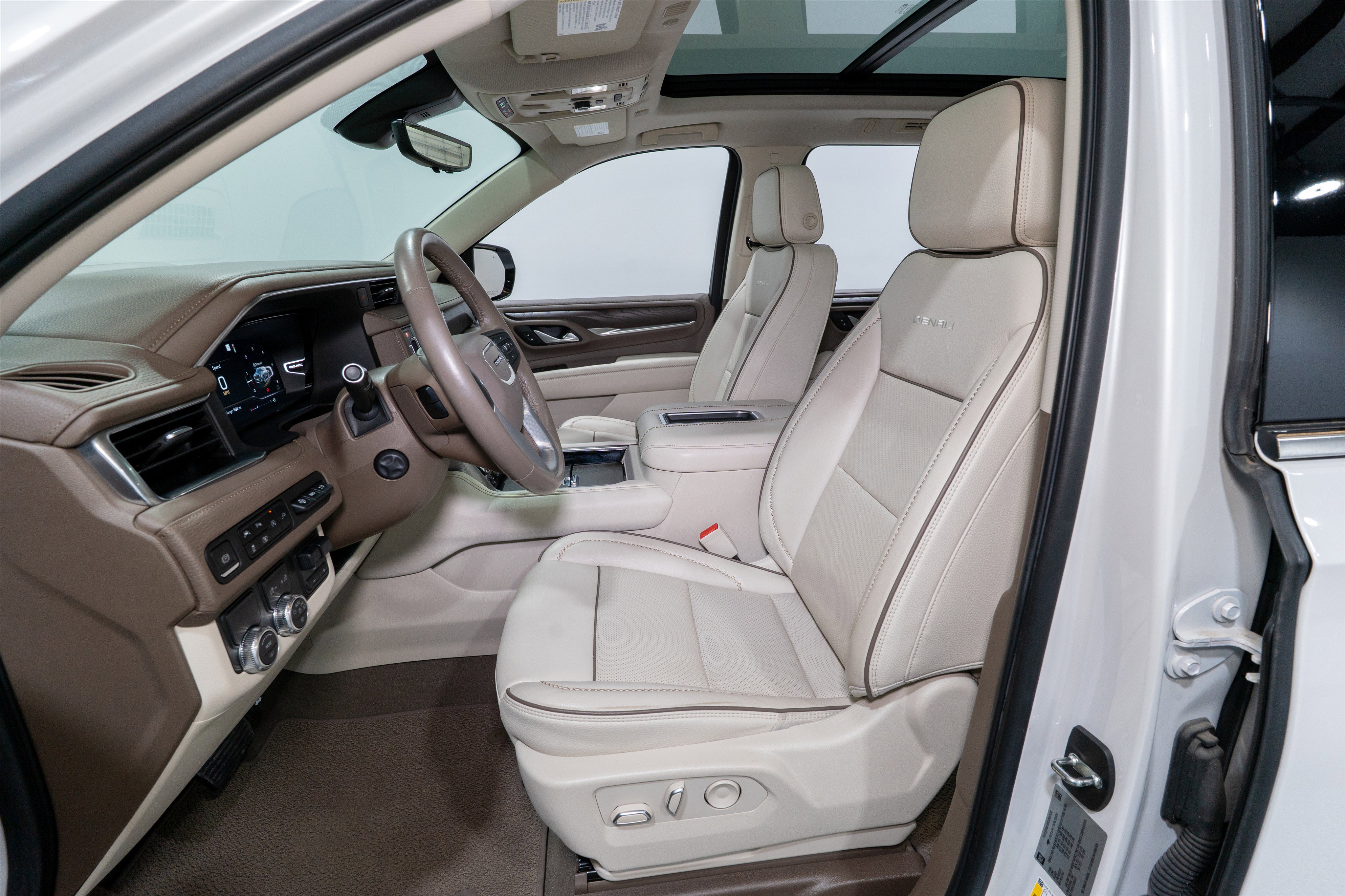 Used 2022 GMC Yukon XL Denali w/ Denali Premium Package image 16