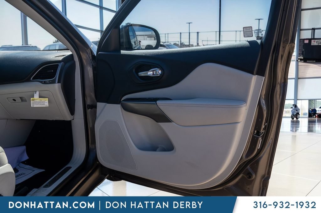 Used 2019 Jeep Cherokee Limited w/ Luxury Group FWD image 23