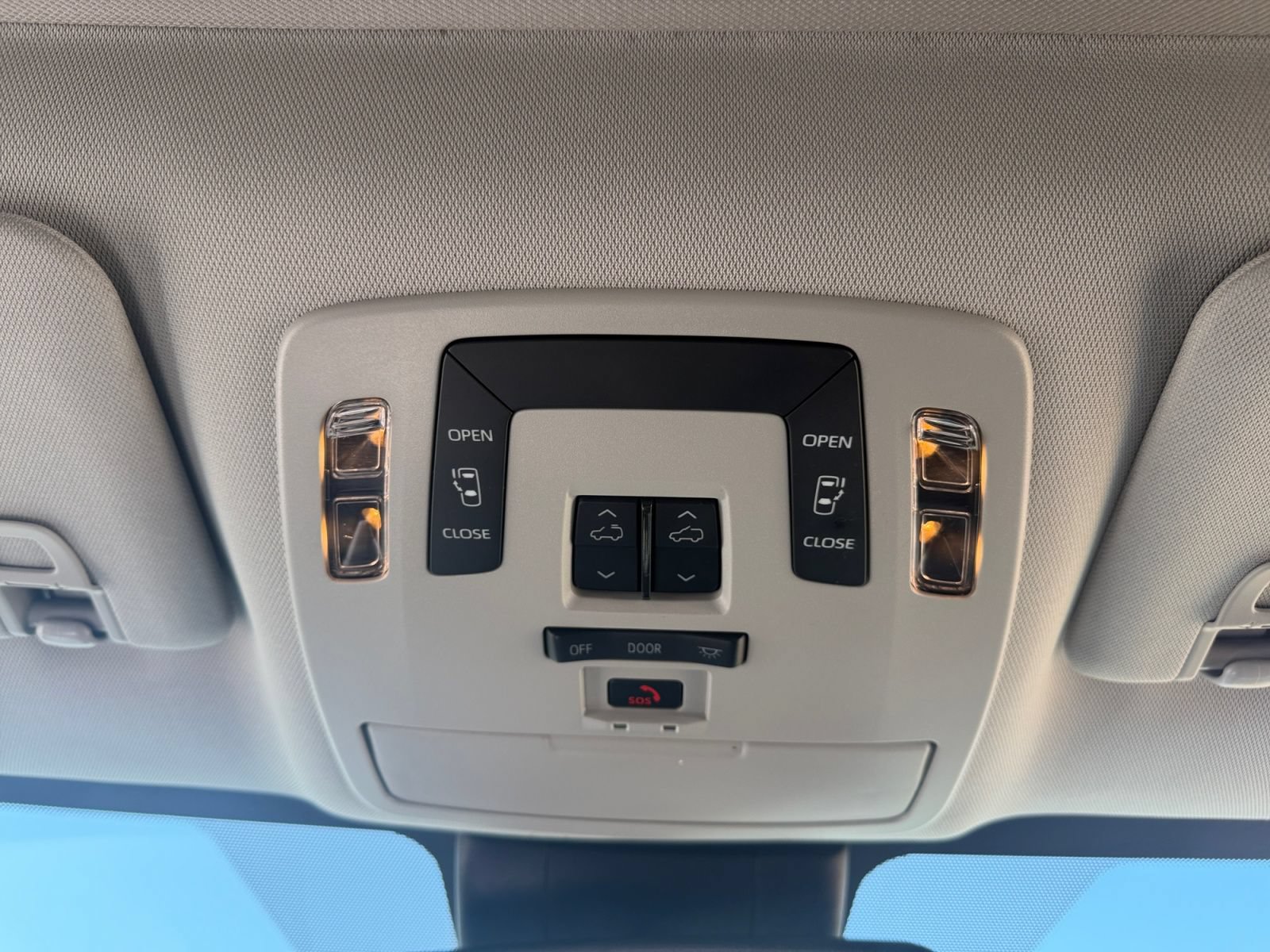 Used 2025 Toyota Sienna LE w/ LE Plus Package FWD image 24