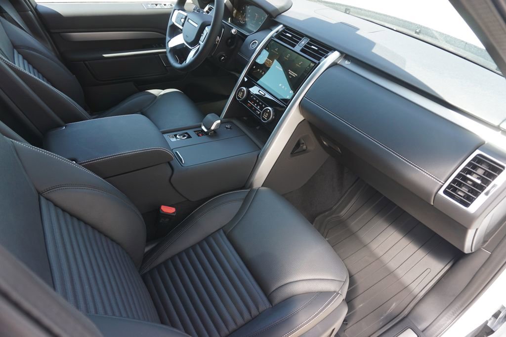 New 2025 Land Rover Discovery Dynamic SE image 22