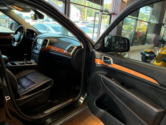 Used 2013 Jeep Grand Cherokee Overland w/ Advance Technology Group RWD image 27