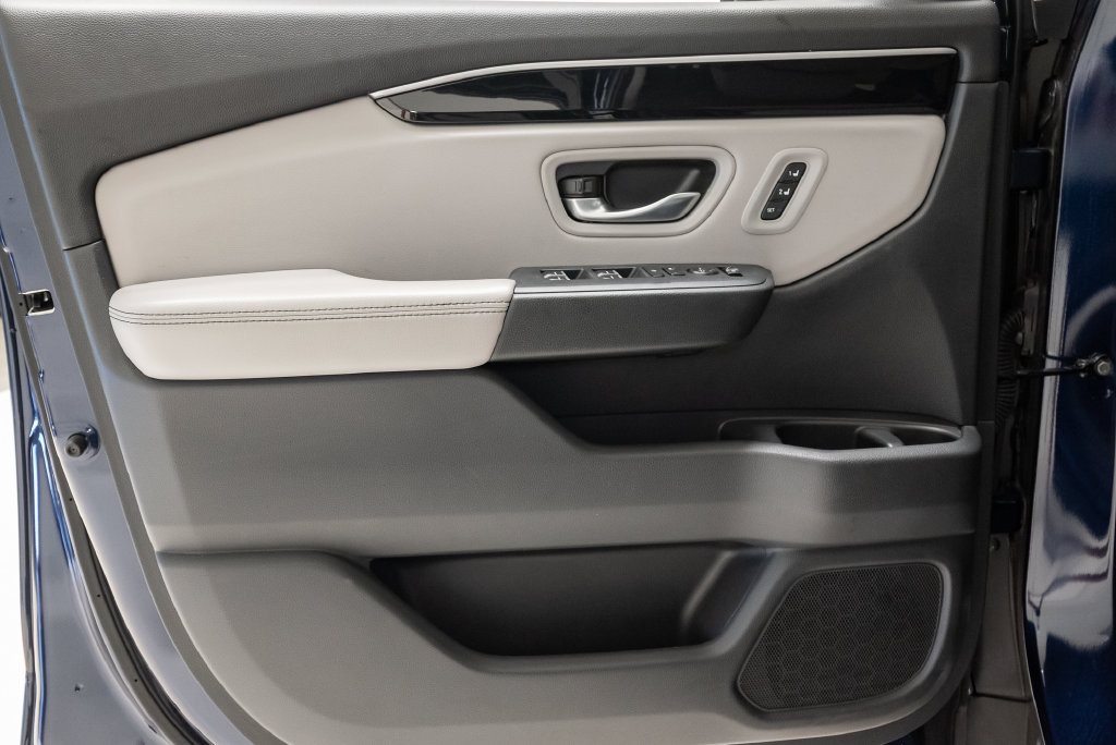 Used 2025 Honda Pilot EX-L image 11
