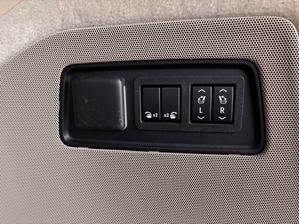 Used 2023 Cadillac Escalade Premium Luxury w/ Performance Package AWD/4WD image 13