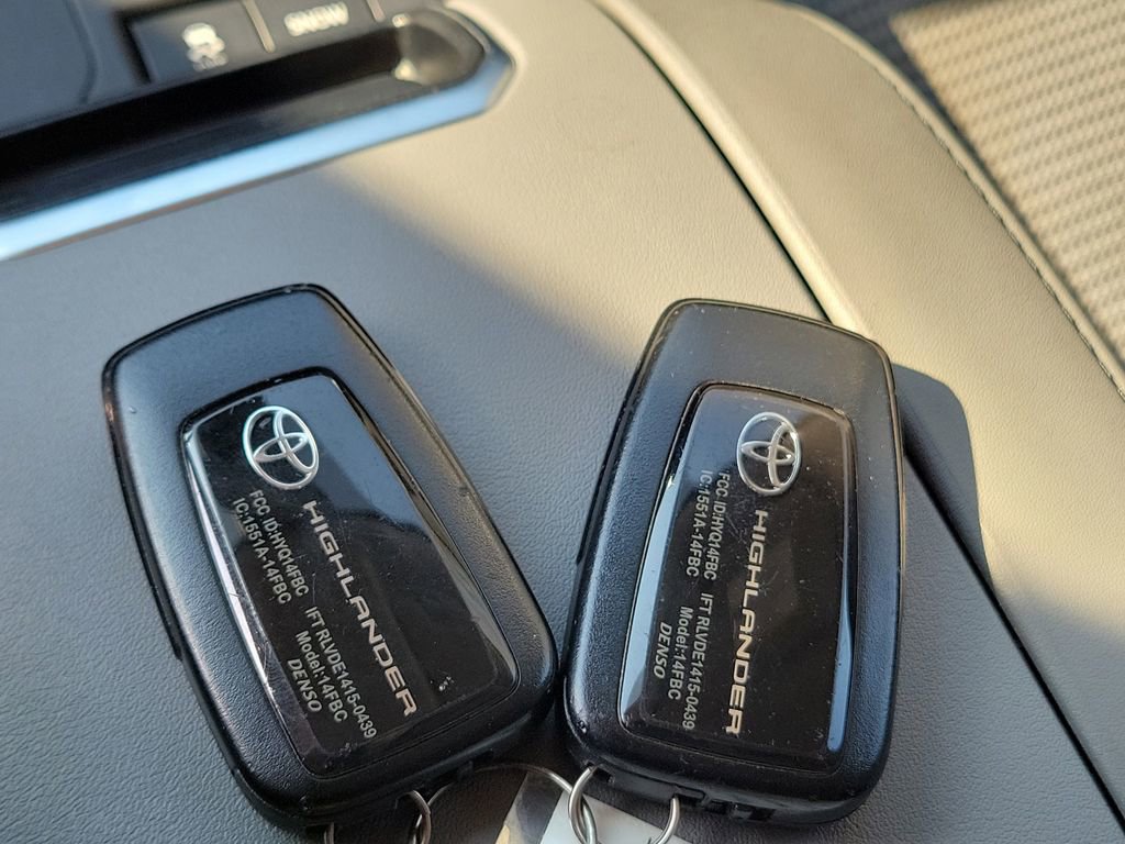 Used 2022 Toyota Highlander LE image 37