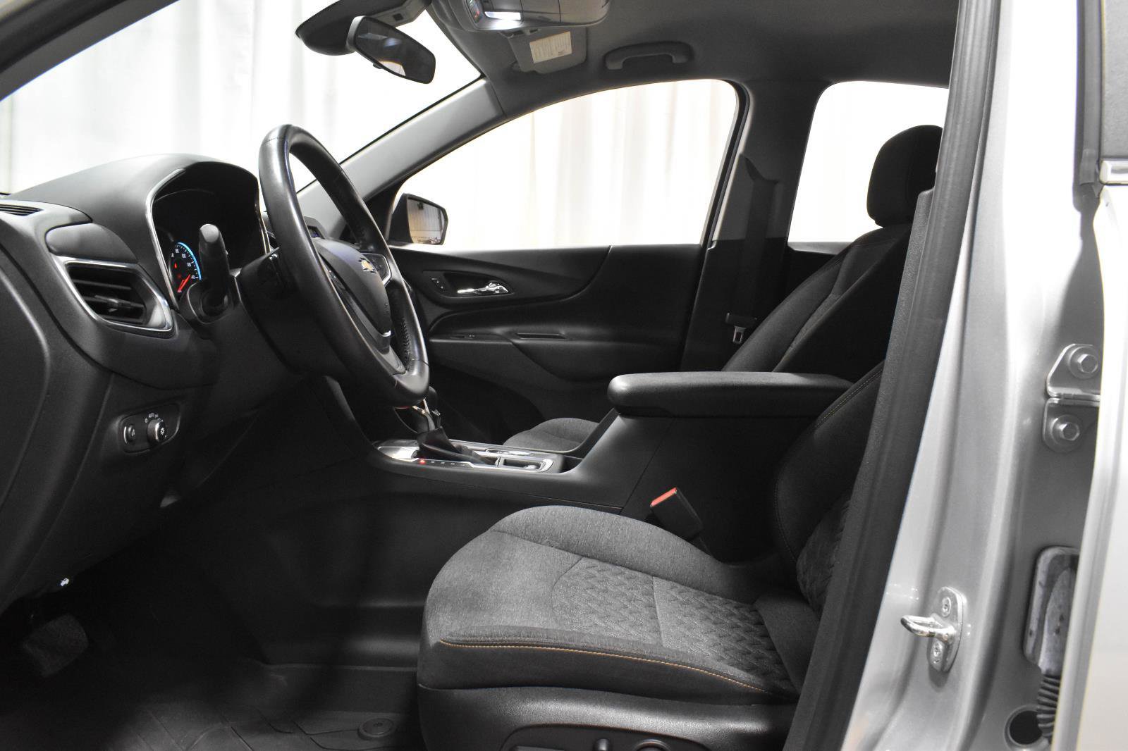 Used 2022 Chevrolet Equinox LT w/ Driver Convenience Package FWD image 3