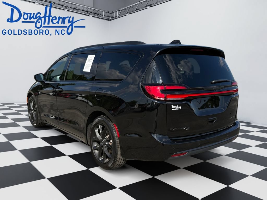 Used 2025 Chrysler Pacifica Limited FWD image 3
