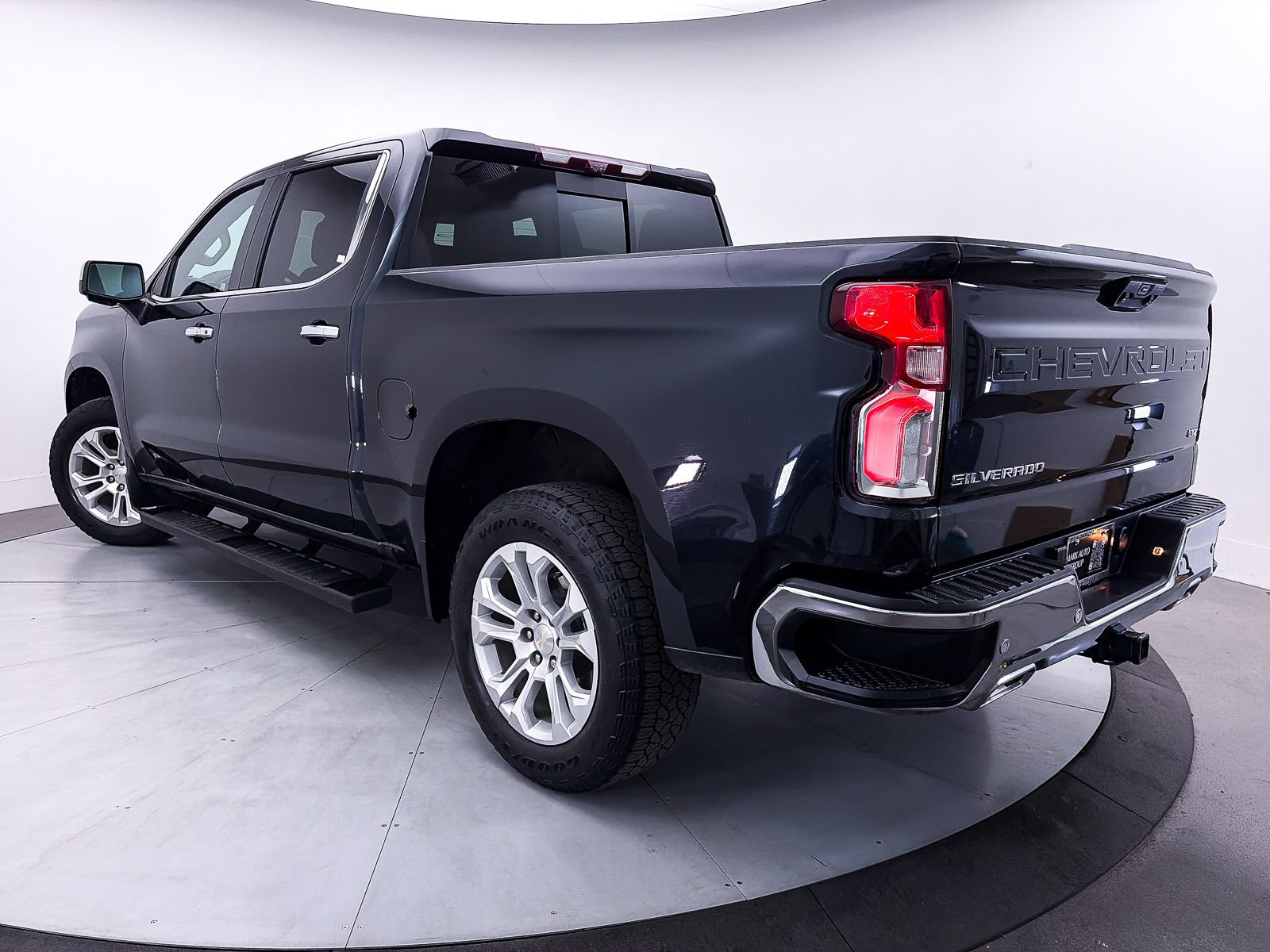 Used 2023 Chevrolet Silverado 1500 LTZ w/ Technology Package AWD/4WD image 2