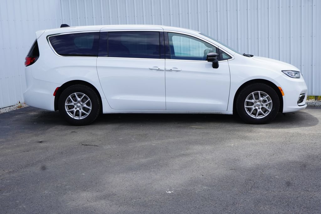 Used 2025 Chrysler Pacifica Select FWD image 2