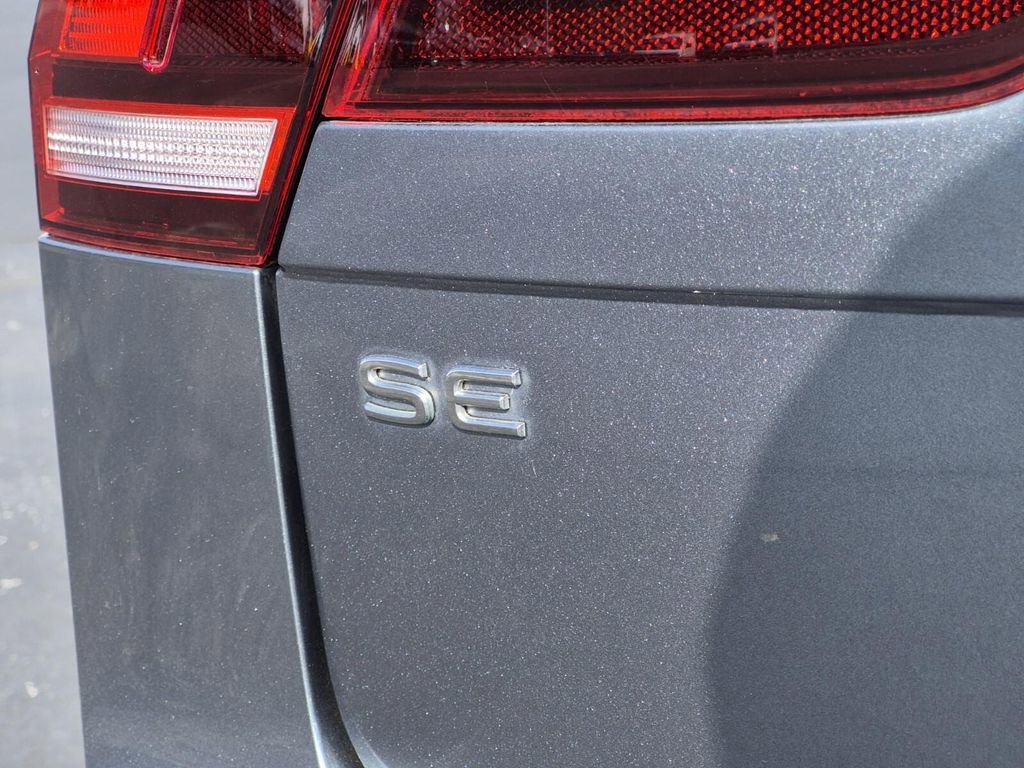 Used 2022 Volkswagen Tiguan SE w/ Panoramic Sunroof Package image 10