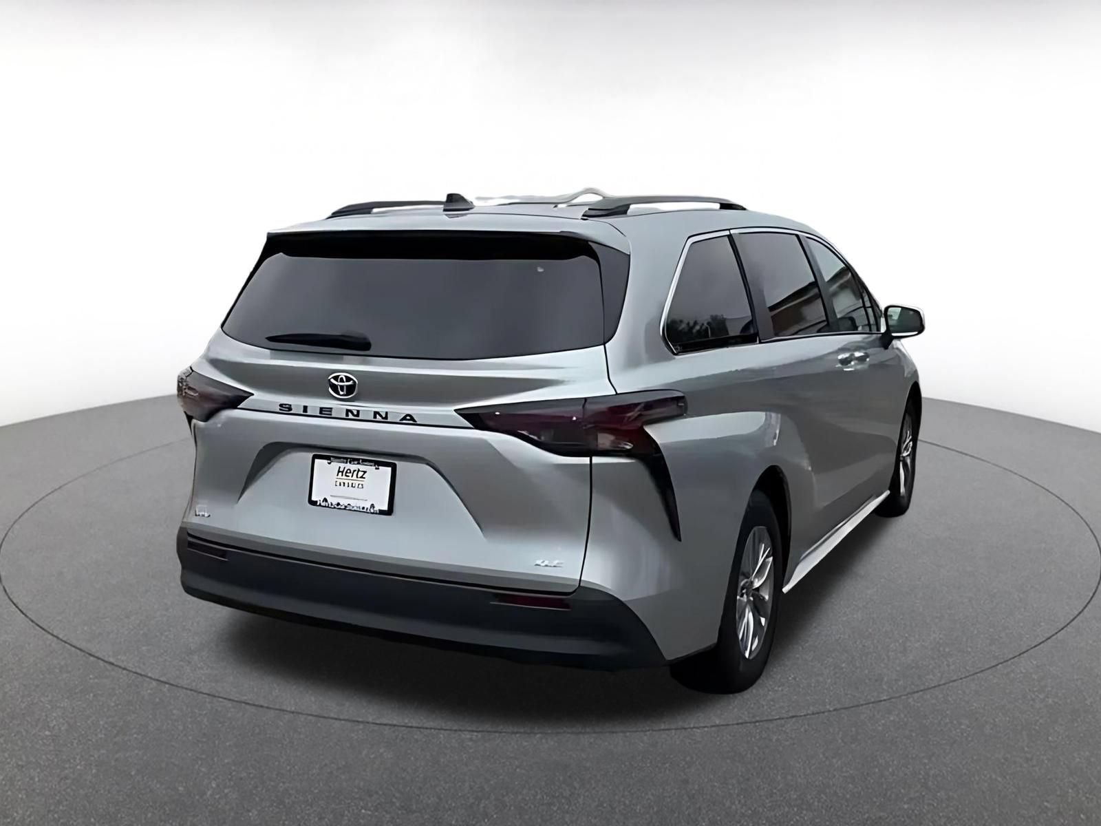 Used 2025 Toyota Sienna XLE FWD image 12