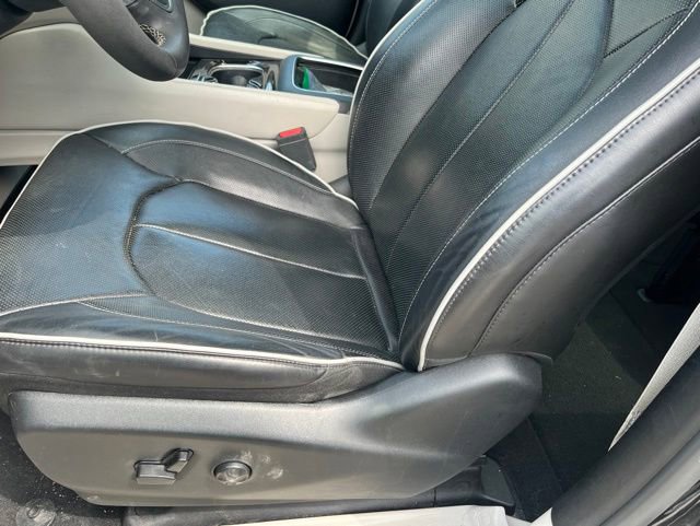 Used 2023 Chrysler Pacifica Limited FWD image 8