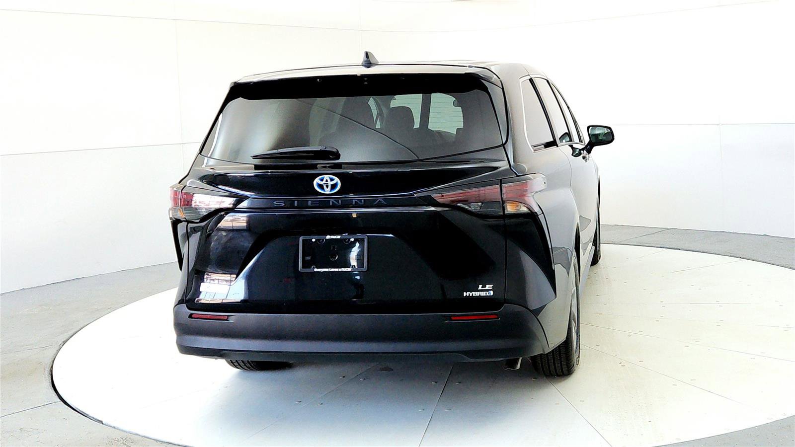 Certified 2024 Toyota Sienna LE image 5