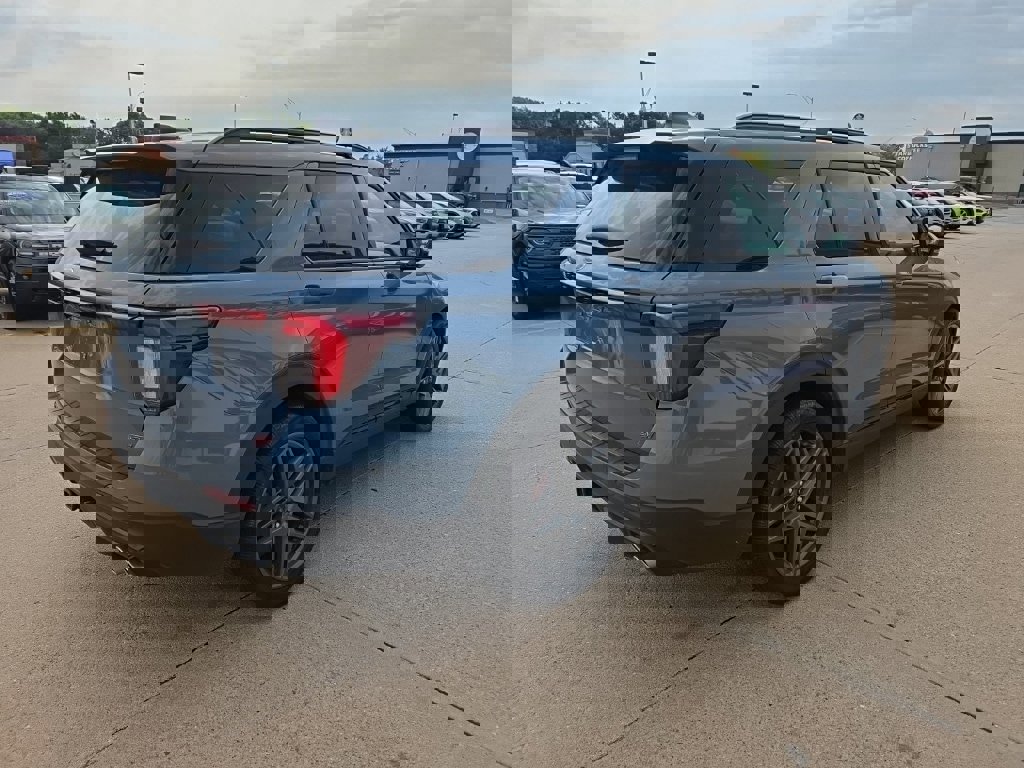 Used 2025 Ford Explorer ST image 4