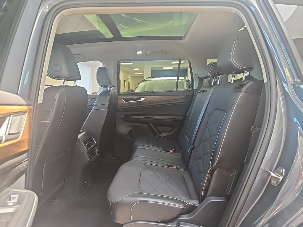 Used 2024 Volkswagen Atlas SE AWD/4WD image 29