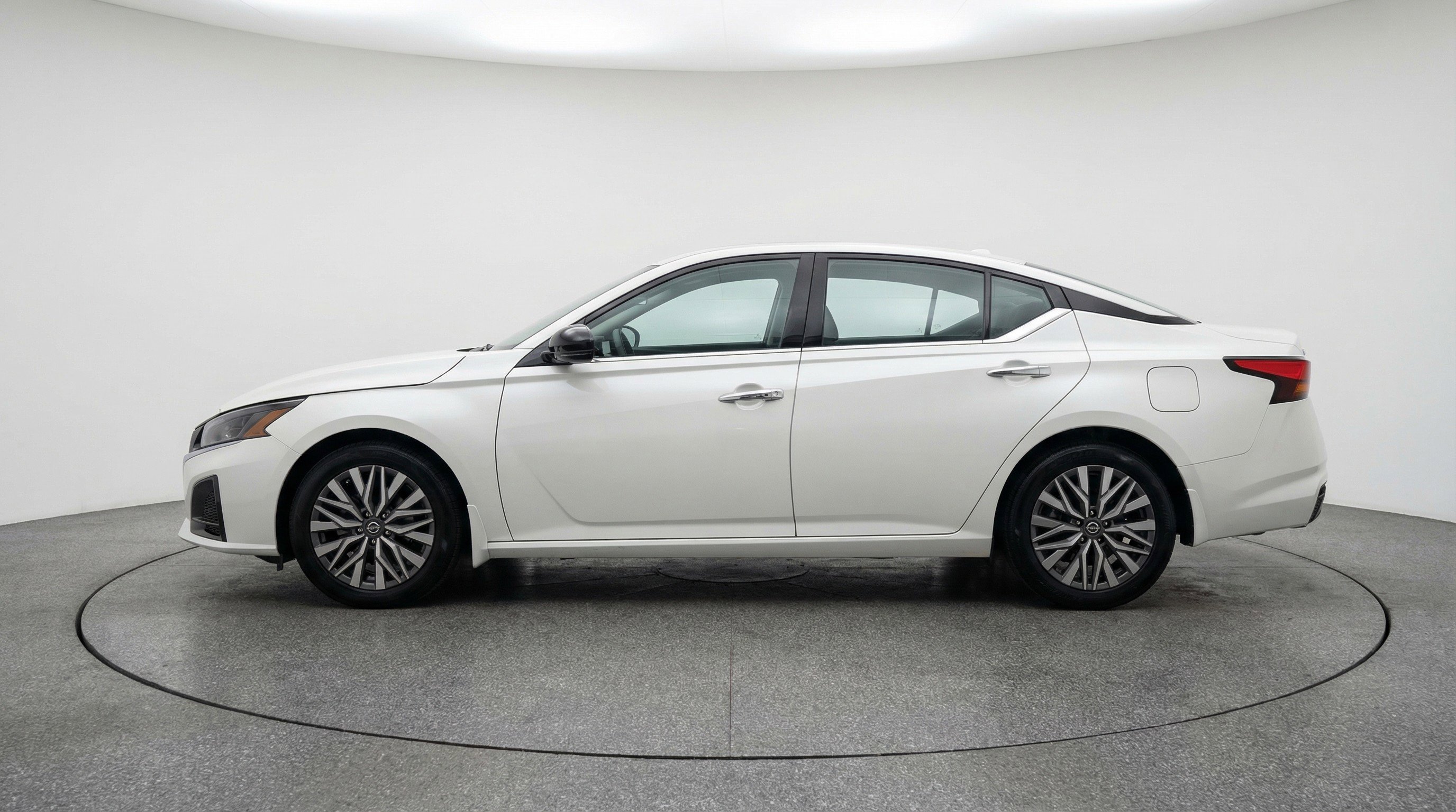 Used 2025 Nissan Altima 2.5 SV FWD image 5