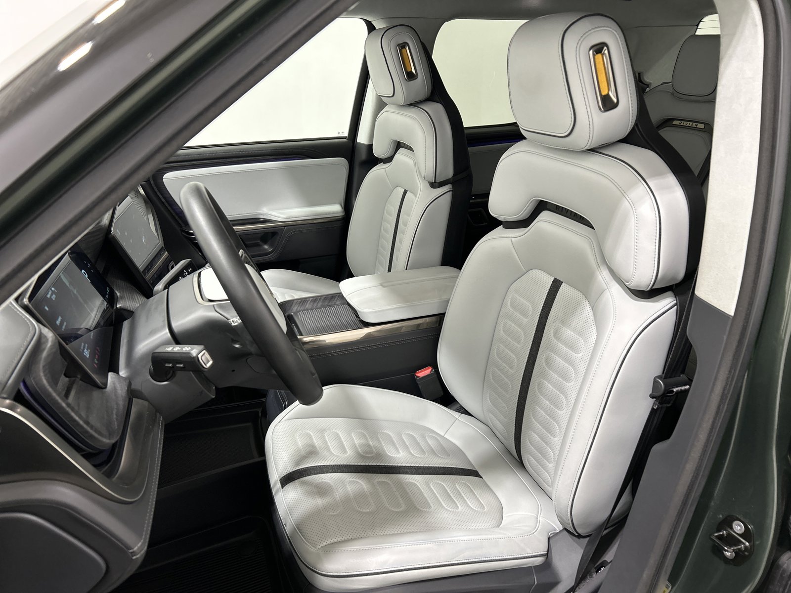 Used 2022 Rivian R1T Adventure image 20