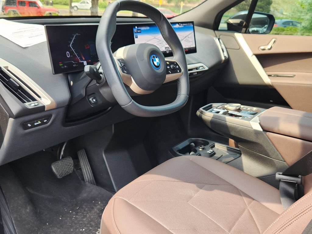 Used 2023 BMW iX xDrive50 w/ Sport Package AWD/4WD image 7