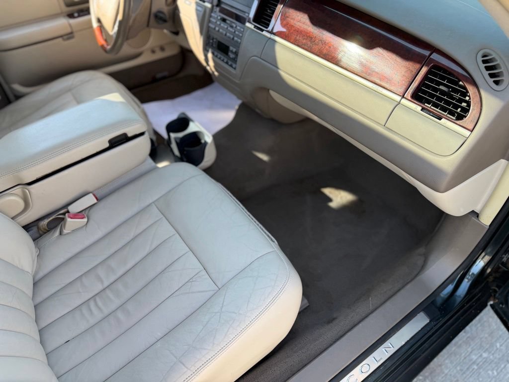 Used 2003 Lincoln Town Car Signature RWD image 13
